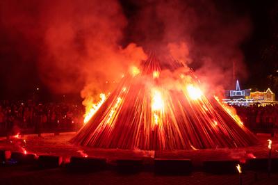 Ein Feuerwerk entzuendet das Walpurgisfeuer waehrend der Walpurgisnacht am 30.04.2023 auf dem Domplatz in Erfurt. Der Na-stock-foto