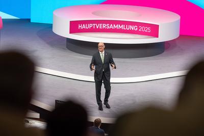 Deutsche Telekom Hauptversammlung in Bonn - 09.04.2025-stock-foto