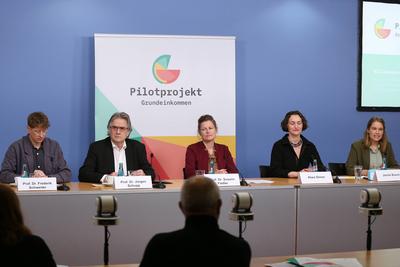 Berlin, Deutschland, 09.04.2025: Haus der Bundespressekonferenz: Pressekonferenz: Pilotprojekt Grundeinkommen Ergebnispr-stock-foto