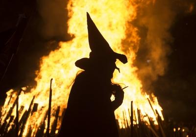 Darsteller als Hexe verkleidet waehrend der Walpurgisnacht am 30.04.2017 auf dem Domplatz in Erfurt. Deutschland Feste-stock-foto