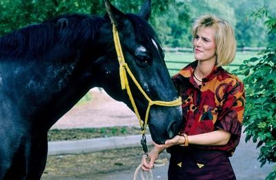 Bildnummer: 56735556  Datum: 01.05.1990  Copyright: imago/teutopressGundula Gause (TV-Moderatorin) mit Pferd Allegro 05/90 ru Gundula Gause im Mai 1990 Deutschland deutsch Deutsche Frau Journalistin Fernsehen TV Journalismus Moderation News Nachrichten ZDF heute journal Nachrichtenmoderatorin Nachrichtensprecherin blond langhaarig Bluse leger Schmuck Kette german news anchorwoman presenter news exclusive horse quer halb drau?en stehend l?chelnd exklusiv Homestory privat People Shooting xdp x0x 1990 quer  56735556 Date 01 05 1990 Copyright Imago teutopress Gundula Gause TV Presenter with Horse Allegro 05 90 RU Gundula Gause in May 1990 Germany German German Woman Journalist Television TV Journalism Moderation News Messages ZDF Today Journal News presenter News spokeswoman blond long haied Blouse casual Jewellery Chain German News Anchor Woman Presenter News Exclusive Horse horizontal half outside standing smiling exclusive Home story private Celebrities Shooting XDP x0x 1990 horizontal-stock-foto