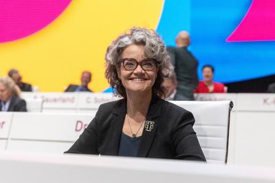 Deutsche Telekom Hauptversammlung in Bonn - 09.04.2025-stock-foto