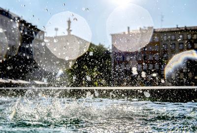 Fischbrunnen, Wassertropfen blitzen im Sonnenlicht, Marienplatz, M?nchen, 24. Juli 2022 Deutschland, M?nchen, 24.07.2022-stock-foto
