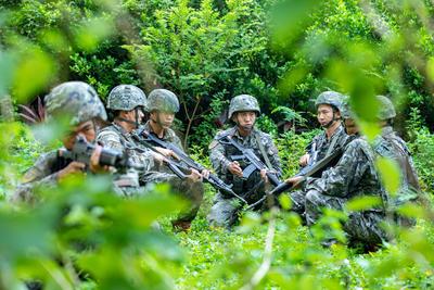 Police Officers and Soldiers Training BEIHAI, CHINA - SEPTEMBER 24, 2024 - Police officers and soldiers conduct a tactic-stock-photo
