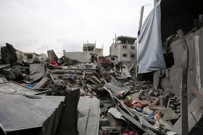 Palestinians inspect the rubble of a building following an Israeli strike on a residential area in Gaza City's Shujaiyya-stock-foto