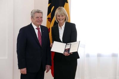 Bundespraesident Joachim Gauck zeichnet verdiente Frauen mit dem Verdienstorden aus-stock-foto