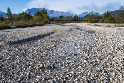 Wasserknappheit im Isartal Kompletter Trockenfall der Isar, deren Wasser bei Kr?n in einem Kanal zum Walchensee abgeleit-stock-foto