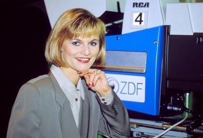 Bildnummer: 56768371  Datum: 15.02.1993  Copyright: imago/teutopressGundula Gause 02/93 am Frau Fernsehen TV Journalismus Moderation News blond quer Portrait Kamera l?chelnd seri?s Hand People Shooting xcb x0x 1993 quer  56768371 Date 15 02 1993 Copyright Imago teutopress Gundula Gause 02 93 at Woman Television TV Journalism Moderation News blond horizontal Portrait Camera smiling seriously Hand Celebrities Shooting  x0x 1993 horizontal-stock-foto