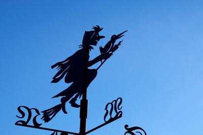 Hexe reitet auf einem Besen, Windrichtungsanzeiger, Deutschland, Hessen witch riding on a broom, wind direction indicato-stock-foto