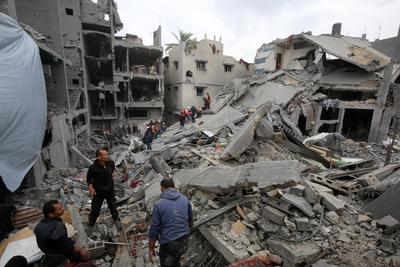 Palestinians inspect the rubble of a building following an Israeli strike on a residential area in Gaza City's Shujaiyya-stock-foto