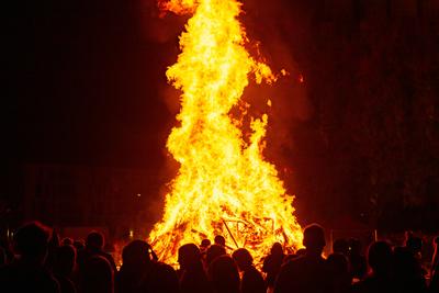 Das Walpurgisfeuer brennt waehrend der Walpurgisnacht am 30.04.2024 auf dem Domplatz in Erfurt. Der Name des Festes leit-stock-foto