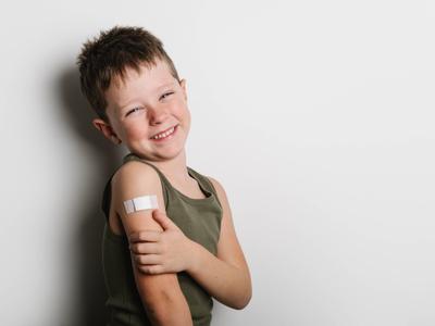 junge,lachen,impfung,oberarm,jungen,fr?hlich,lachend,lachende,lacht,impfen,impfungen,arm,arme,oberarme ** boy,laughing,v-stock-foto