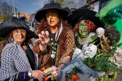 ?berschrift Wo es Hexen und Teufel treiben Harzer feierten ausgelassen die Walpurgisnacht Am letzten-stock-photo