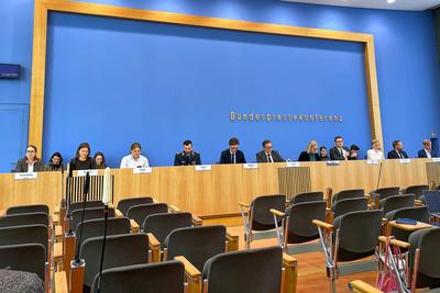 Berlin, Deutschland, 09.04.2025: Bundespressekonferenz: Regierungspressekonferenz: L-R unter anderem: Sabine Gr?neberg (-stock-foto
