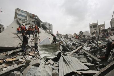 Palestinians inspect the rubble of a building following an Israeli strike on a residential area in Gaza City's Shujaiyya-stock-foto