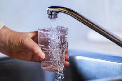 03.01.2024, Trinkwasser l?uft aus dem Wasserhahn in einer K?che in Bad W?rishofen (Bayern) in ein Glas. 03.01.2024, Wass-stock-foto