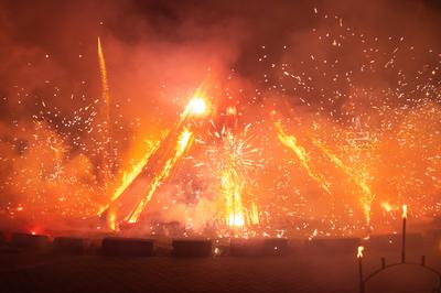 Ein Feuerwerk entzuendet das Walpurgisfeuer waehrend der Walpurgisnacht am 30.04.2023 auf dem Domplatz in Erfurt. Der Na-stock-foto