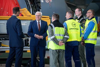 Besuch des Bundespraesidenten bei der Flugbereitschaft BMVg-stock-photo