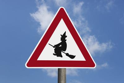 warnschild,hexe,walpurgisnacht,schild,schilder,warnen,warnhinweis,warnhinweise,warnschilder,warnung,hexen *** warning s-stock-foto