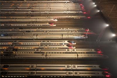 NANJING, CHINA - APRIL 09: Aerial view of bullet trains waiting on storage tracks at Nanjing South Railway Station on Ap-stock-foto
