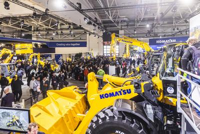 Elektrisch betriebne Baufahrzeuge des japanischen Herstellers Komatsu. BAUMA M?nchen - 34. Weltleitmesse f?r Baumaschine-stock-foto
