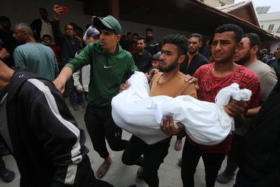 Palestinian mourners attend the funeral procession of victims of an Israeli strike on Shujaiyya neighbourhood-stock-foto