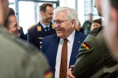 Bundespr?sident Steinmeier zu Besuch bei der Flugbereitschaft B, Bundespr?sident Frank-Walter Steinmeier besuchte am Mit-stock-foto