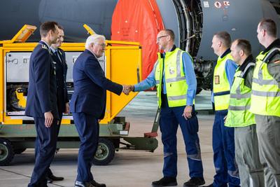 Bundespr?sident Steinmeier zu Besuch bei der Flugbereitschaft B, Bundespr?sident Frank-Walter Steinmeier besuchte am Mit-stock-foto