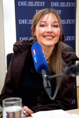Bildnummer: 54936918  Datum: 20.02.2011  Copyright: imago/STAR-MEDIAMDR FIGARO - Cafe. Autorin Angela Krau?. Autorin Angela Krau? w?hrend der 800. Sendung des MDR - FIGARO - Cafes Zwischen Salonkultur und Talk-Show-Geschw?tz - Wie steht es heute um die Kunst des Gespr?chs am 20.02.2011 in der Alten Handelsb?rse Leipzig. People Kultur Portr?t kbdig xo0x xsk 2011 hoch hoch Hochformat Auftritt B?hne Deutschland FIGARO Kultur Kunst Leipzig Literatur MDR Mitteldeutscher Rundfunk Person Personen Radio Sachsen UnterhaltungBildnummer 54936918 Date 20 02 2011 Copyright Imago Star Media MDR Figaro Cafe Author Angela Krauss Author Angela Krauss during the 800 Consignment the MDR Figaro Cafes between Salon culture and Talk Show Chatter like is it Today to the Art the Conversation at 20 02 2011 in the Ancients Trade exchange Leipzig Celebrities Culture Portrait Kbdig xo0x xSK 2011 vertical vertical Portrait Appearance Stage Germany Figaro Culture Art Leipzig Literature MDR resources Broadcasting Person People Radio Saxony Entertainment-stock-photo