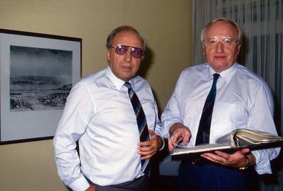 Werner Veigel, deutscher Nachrichtensprecher und Radiomoderator (rechts), mit Kollege Karl Heinz Köpcke in der Tagesscha-stock-foto