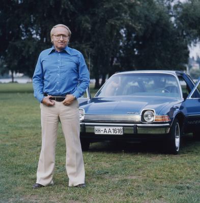 Werner Veigel Werner Veigel, deutscher Nachrichtensprecher und Radiomoderator, mit seinem AMC Pacer in Hamburg, Deutschl-stock-foto