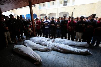 Palestinian mourners attend the funeral procession of victims of an Israeli strike on Shujaiyya neighbourhood-stock-foto