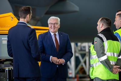 Bundespr?sident Steinmeier zu Besuch bei der Flugbereitschaft B, Bundespr?sident Frank-Walter Steinmeier besuchte am Mit-stock-foto