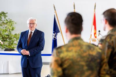 Bundespr?sident Steinmeier zu Besuch bei der Flugbereitschaft B, Bundespr?sident Frank-Walter Steinmeier besuchte am Mit-stock-foto