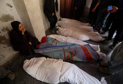 Palestinian mourners attend the funeral procession of victims of an Israeli strike on Shujaiyya neighbourhood-stock-foto