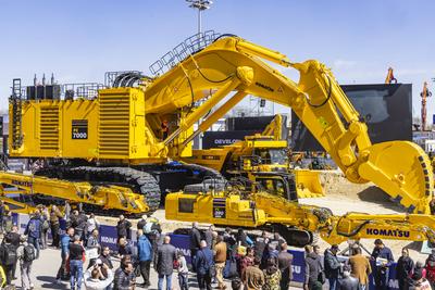 Bagger Komatsu PC7000-11 mit einem Eigengewicht von 692 Tonnen. BAUMA M?nchen - 34. Weltleitmesse f?r Baumaschinen, Baus-stock-foto