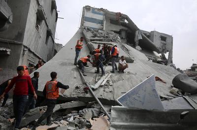 Palestinians inspect the rubble of a building following an Israeli strike on a residential area in Gaza City's Shujaiyya-stock-foto