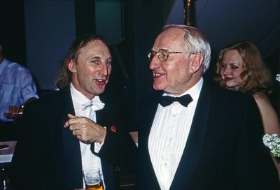 Werner Veigel, deutscher Nachrichtensprecher und Radiomoderator (rechts), mit Otto Waalkes bei einer Abendveranstaltung-stock-foto