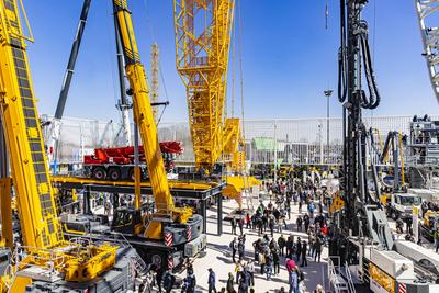 Freifl?che mit verschiedenen Kranen der Firma Liebherr. BAUMA M?nchen - 34. Weltleitmesse f?r Baumaschinen, Baustoffmasc-stock-foto