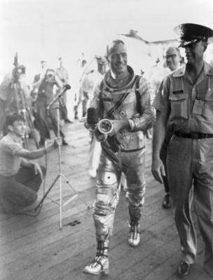 S62-04058 (24 May 1962) --- Astronaut M. Scott Carpenter, prime pilot for the Mercury-Atlas 7 (MA-7) mission, arrives ab-stock-foto