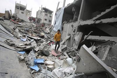 Palestinians inspect the rubble of a building following an Israeli strike on a residential area in Gaza City's Shujaiyya-stock-foto