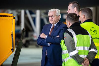 Bundespr?sident Steinmeier zu Besuch bei der Flugbereitschaft B, Bundespr?sident Frank-Walter Steinmeier besuchte am Mit-stock-foto