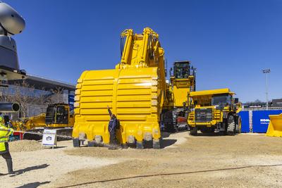 Bagger Komatsu PC7000-11 mit einem Eigengewicht von 692 Tonnen. BAUMA M?nchen - 34. Weltleitmesse f?r Baumaschinen, Baus-stock-foto