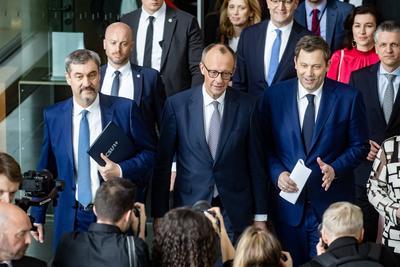 CDU, CSU und SPD kuendigen Erfolg bei Koalitionsverhandlungen-stock-foto