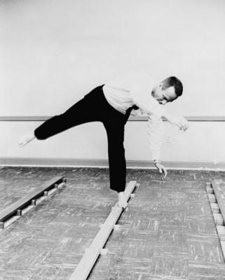 S61-04570 (1961) --- Astronaut M. Scott Carpenter s balance mechanism performance is tested by his walking on a narrow b-stock-foto