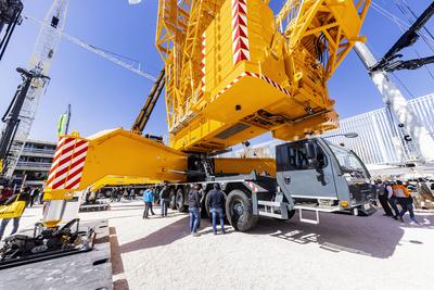 Der Gittermastkran LG 1800-1.0 von Liebherr hat eine maximale Hubh?he von 204 Meter. Er wird vorwiegend eingesetzt bei d-stock-foto