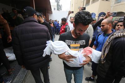 Palestinian mourners attend the funeral procession of victims of an Israeli strike on Shujaiyya neighbourhood-stock-foto