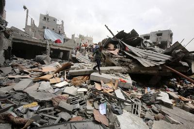 Palestinians inspect the rubble of a building following an Israeli strike on a residential area in Gaza City's Shujaiyya-stock-foto