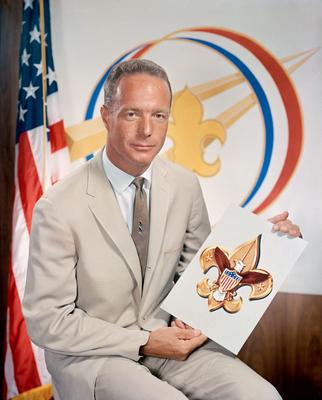 S62-05538 (October 1962) --- Portrait of astronaut M. Scott Carpenter in civilian clothes holding picture of the Boy Sco-stock-foto