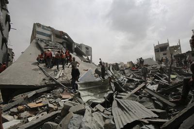 Palestinians inspect the rubble of a building following an Israeli strike on a residential area in Gaza City's Shujaiyya-stock-foto